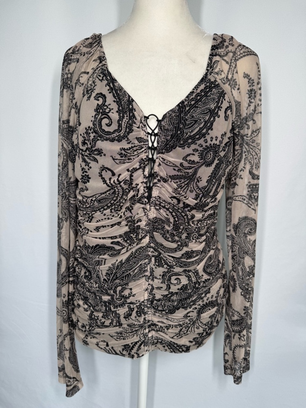 ❤️3/$30 Willow & Root Black & Beige Paisley Ruched Mesh Top - Size L